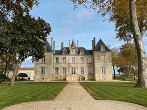 Famous châteaux in autumn