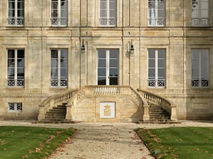 Famous châteaux in autumn