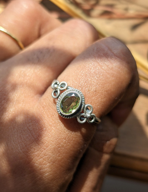 VINTAGE Sterling Silver Peridot Ring