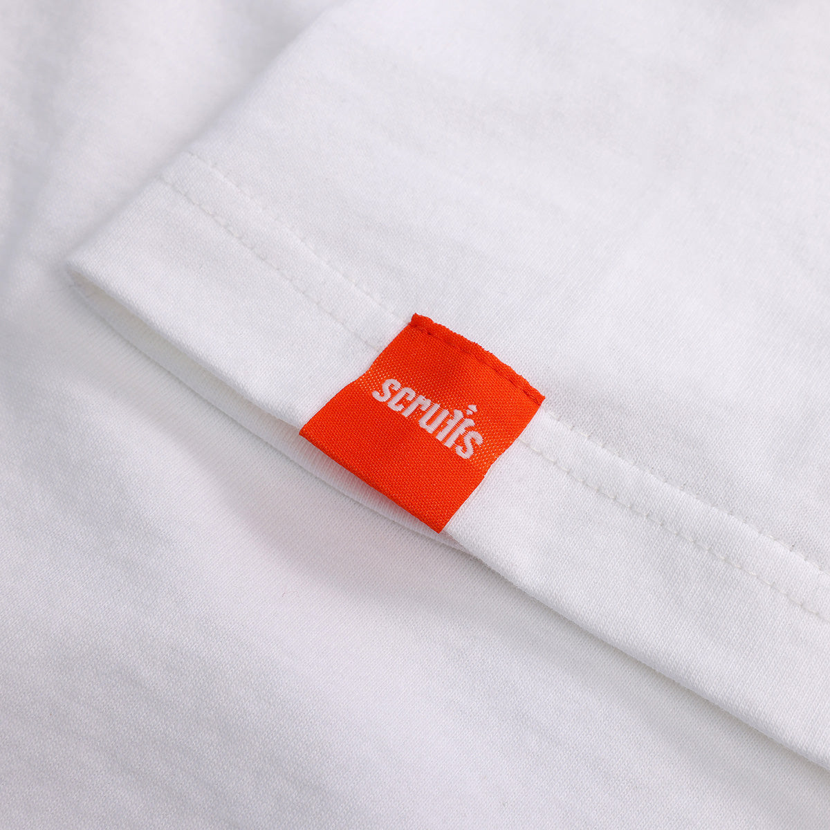 Scruffs Worker T-Shirt close-up detail of woven orange sleeve brand tab