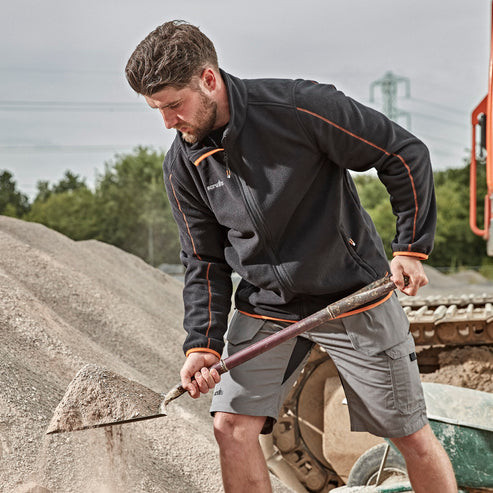 Scruffs Harbour Microfibre worn by tradesperson working outdoors showing flexible lightweight fleece fit