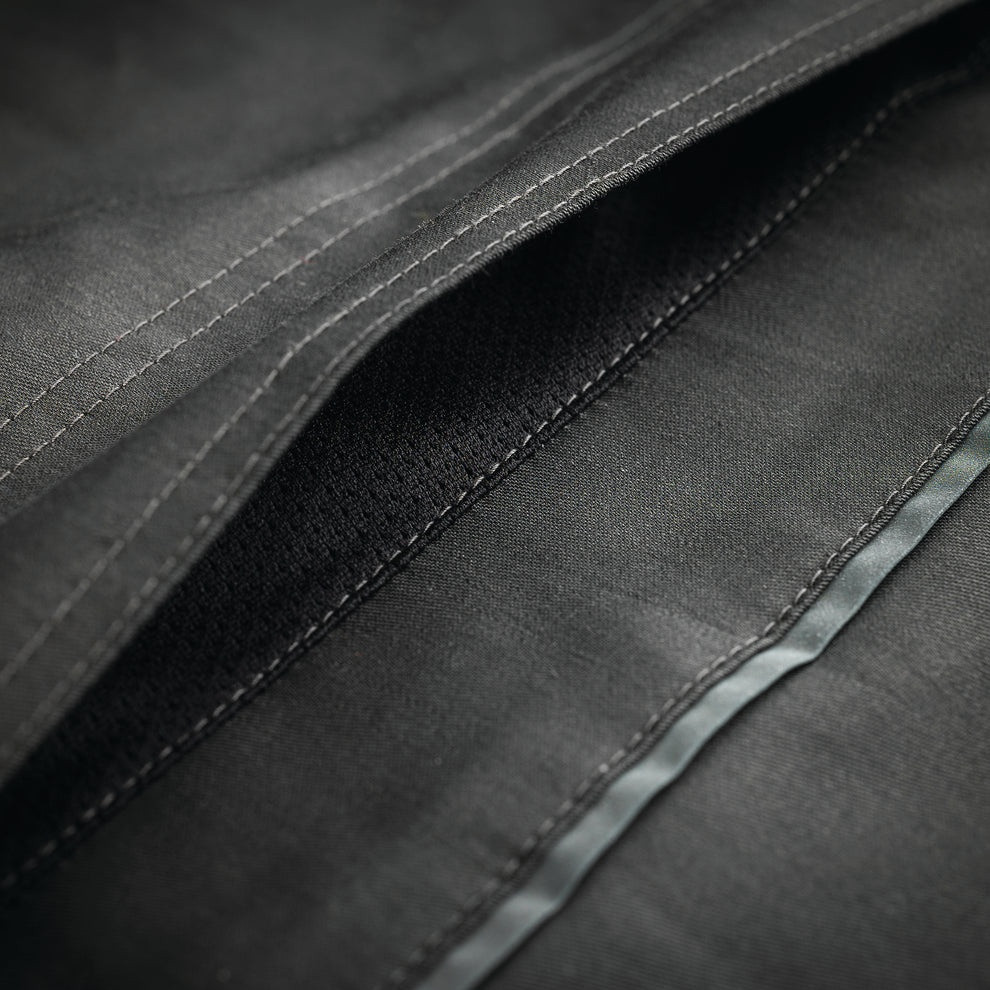 Scruffs Pro Flex Holster Trousers close-up of reinforced pocket opening