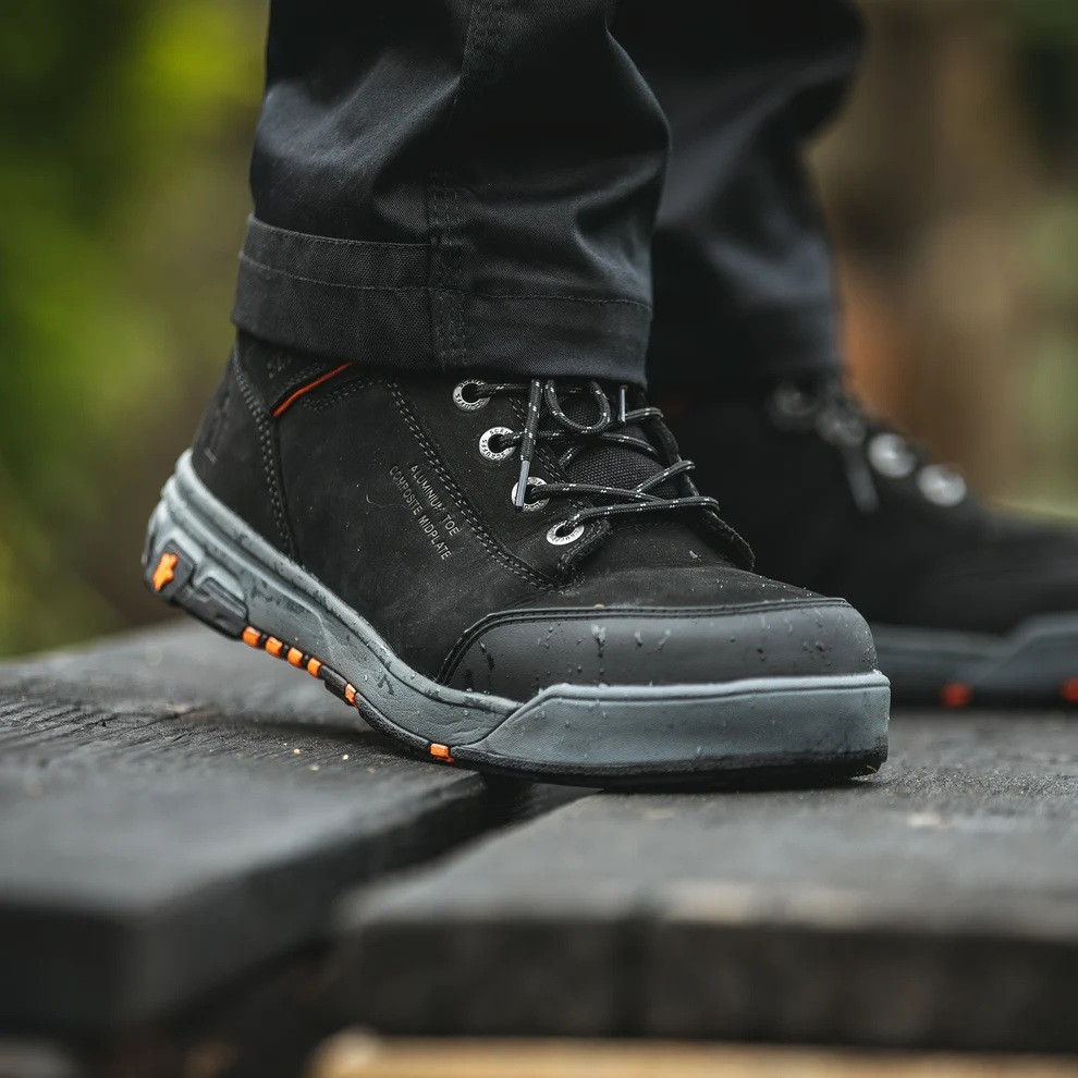 Scruffs Switchback 3 Safety Boots ÃƒÂ¢Ã¢â€šÂ¬Ã¢â‚¬Å“ black safety boots worn outdoors