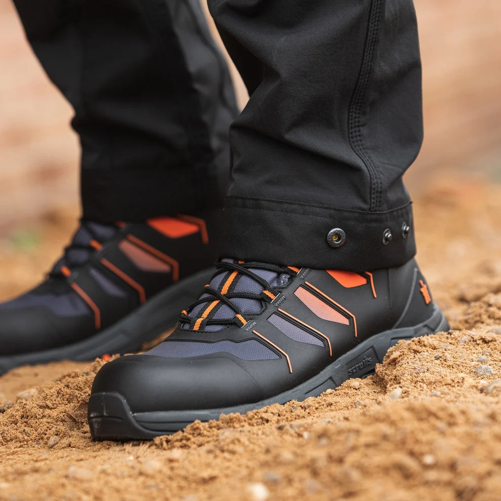 Scruffs Glide Safety Boots ÃƒÂ¢Ã¢â€šÂ¬Ã¢â‚¬Å“ boots worn on sandy ground in close side view