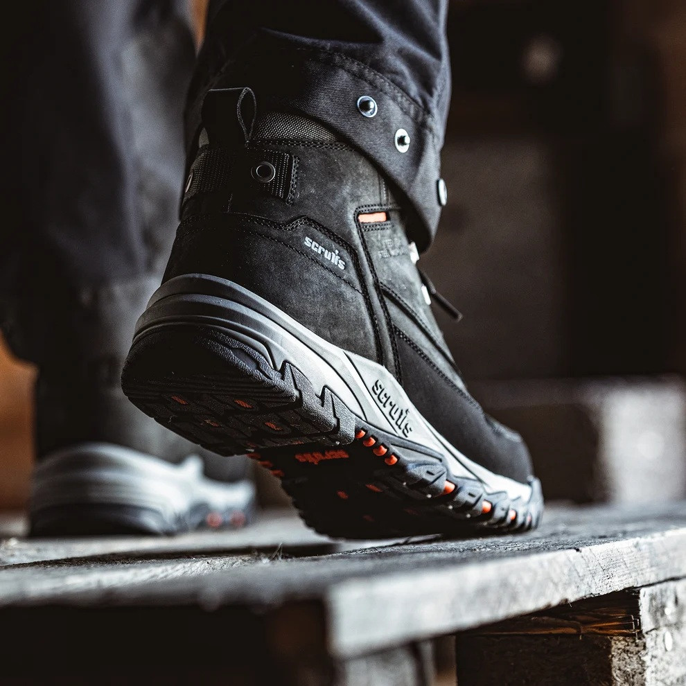 Scruffs Scarfell Safety Boots ÃƒÂ¢Ã¢â€šÂ¬Ã¢â‚¬Å“ black safety boots worn on a work platform showing tread