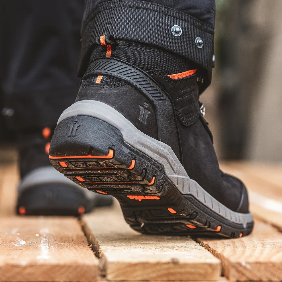 Scruffs Sabatan Safety Boots ÃƒÂ¢Ã¢â€šÂ¬Ã¢â‚¬Å“ black safety boot worn on timber showing heel and tread