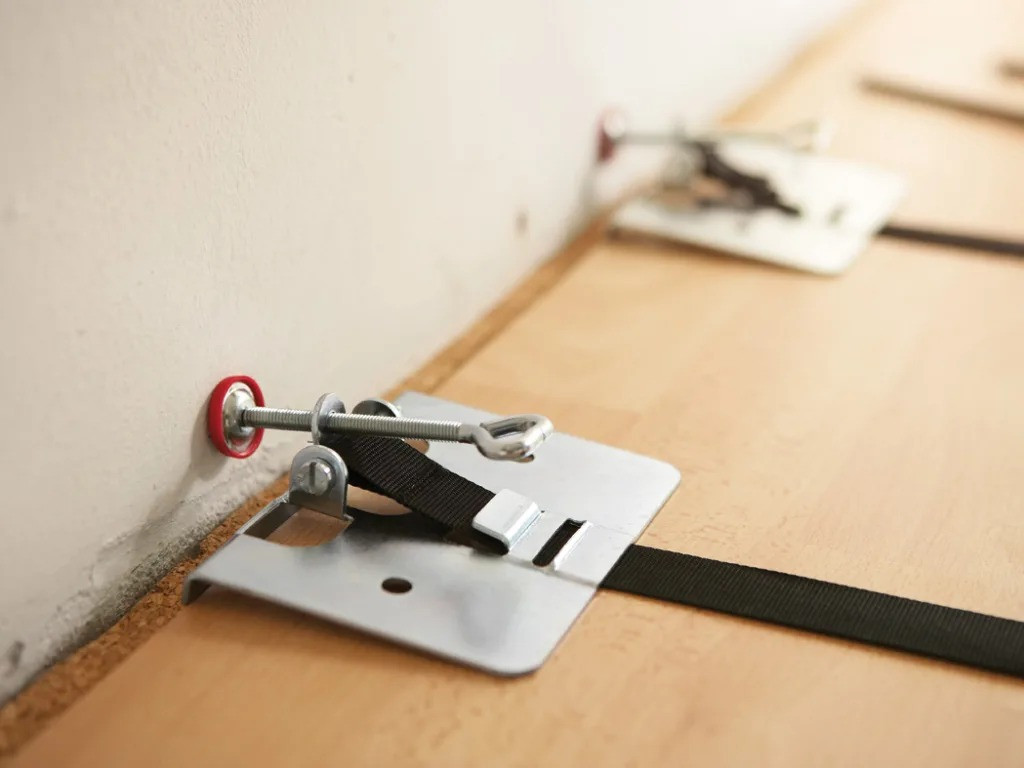 Bessey SVH400 Strap Flooring Tool – flooring tool positioned at the wall edge during installation