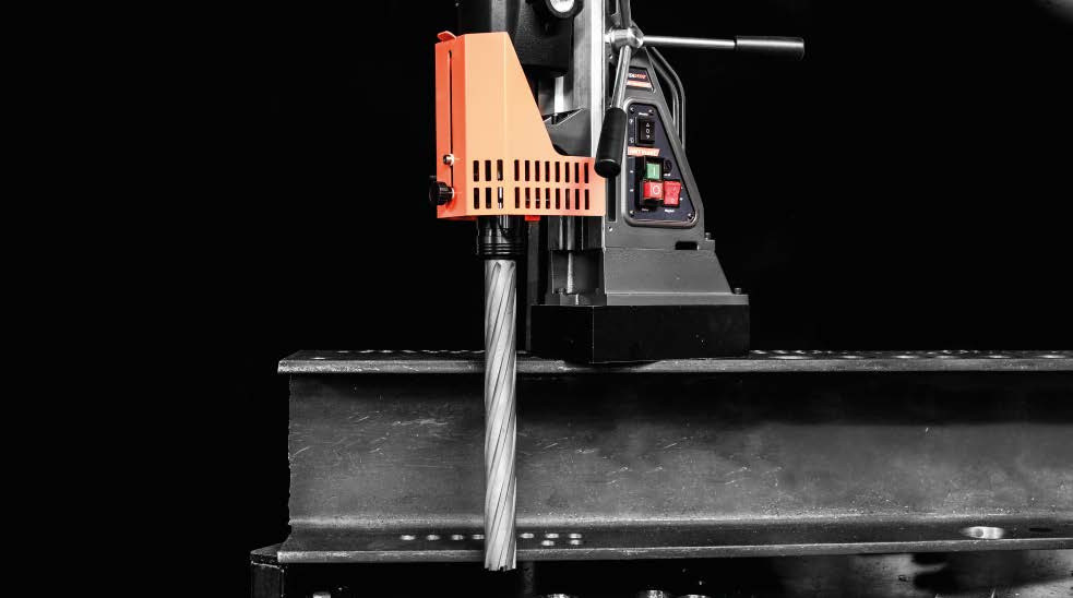 HMT CarbideMax 200 TCT Ultralong Broach Cutter – magnetic drill operating vertically against a steel plate
