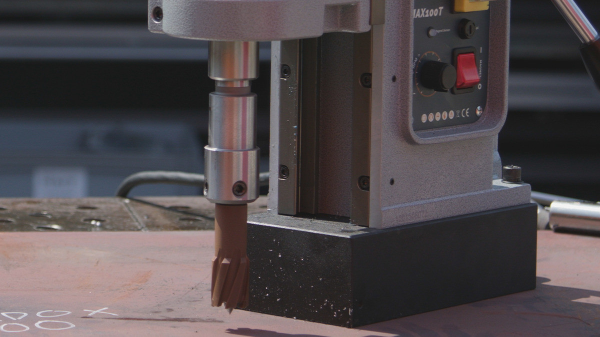 HMT Magnet Drill Arbor – countersink tool cutting into a steel plate