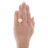 anillo de meñique llamativo con pepita de corte de diamante de 18 mm con marco circular de oro amarillo de 10 k