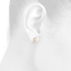 aretes tipo aro con forma de llave griega en oro amarillo de 10 k con diamantes redondos y pavé de 13 mm de 1/5 qt.