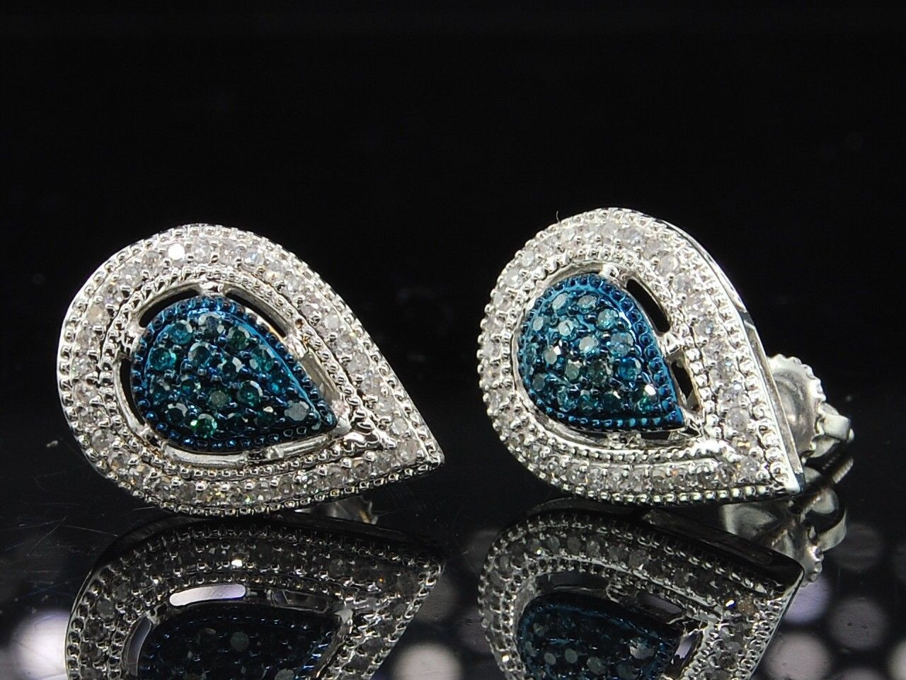 Aretes de lágrima de diamantes azules para redondos de oro blanco de 10 quilates, 0,40 Tcw. - Diamantes y relojes JFL
