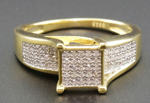 Anillo de compromiso de moda con diamantes en plata de ley con acabado amarillo y micro pavé de 1/3 qt.