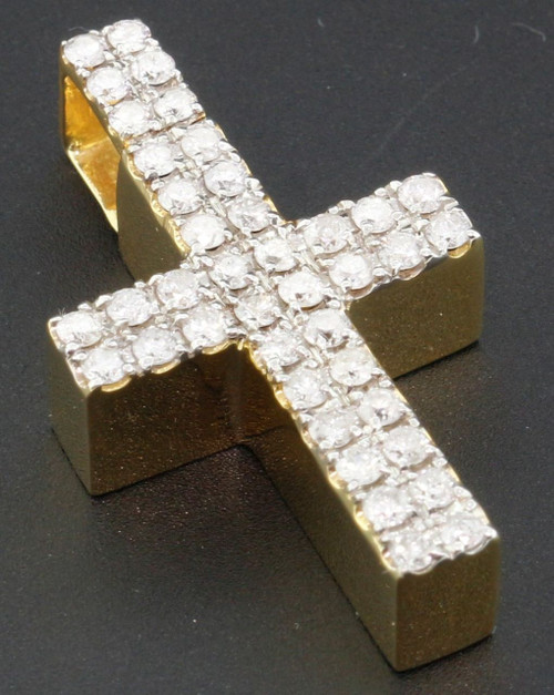Ciondolo mini croce con diamanti in oro giallo 10k con griffe a taglio rotondo, ciondolo da 1,10 ct.