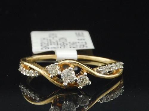 verlobungsring, Ehering aus 10-karätigem Gelbgold mit Diamanten im Rundschliff und drei Steinen