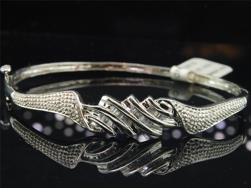 Bracciale rigido da donna con diamanti alla moda Bracciale design baguette in oro bianco 10k da 0,25 TCW.