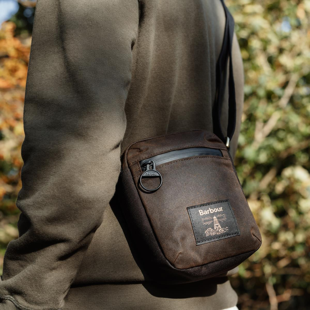 Barbour WW ブラックボディバッグ TRANSPORT / トランスポート】Riever クロスボディバッグ｜バッグ