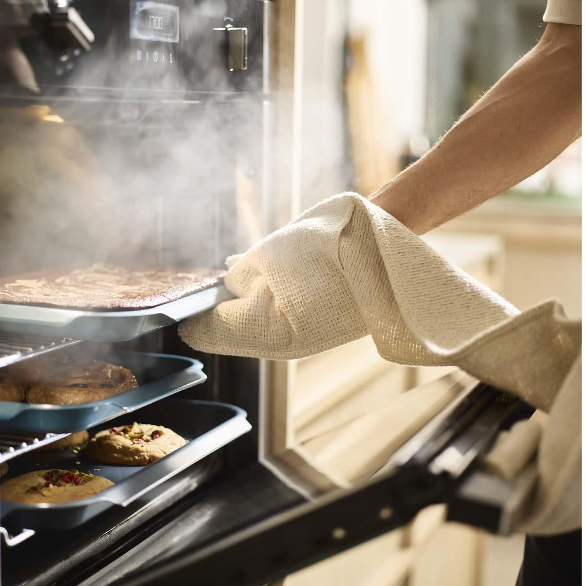 Joseph Joseph Nest Bake Non-Stick 3-piece Baking Tray Set | Philip