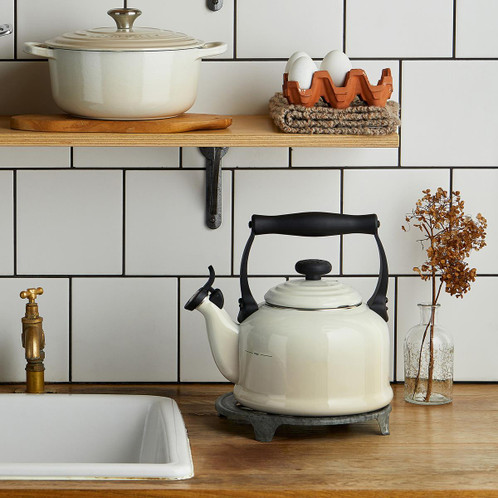 Le Creuset Traditional Kettle Meringue
