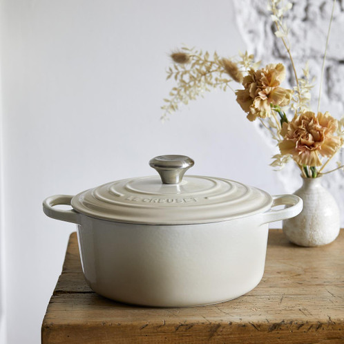 Le Creuset 22cm Cast Iron Round Casserole Dish Meringue