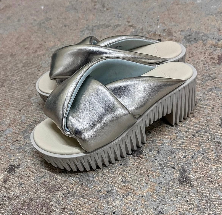 4CCCCEES PLIA ANDA SANDALS