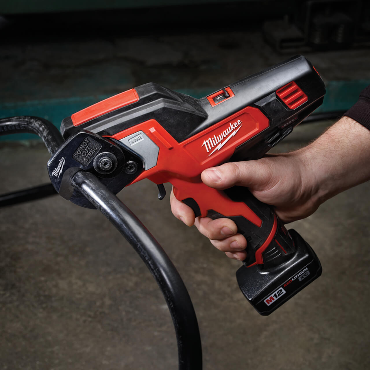 Milwaukee M12 Cordless 300mm² Cable Cutter Skin Only