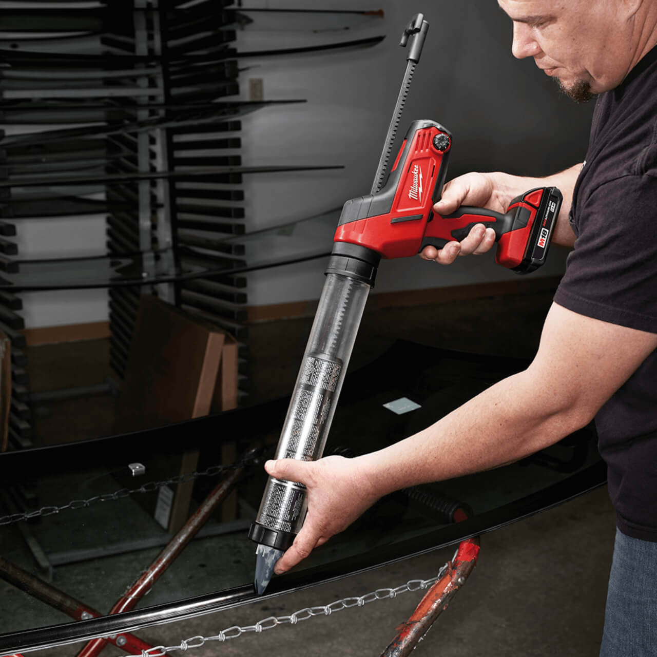 Milwaukee M18 Cordless 600ml Sausage Style Caulk Gun Kit (1x 2.0Ah)