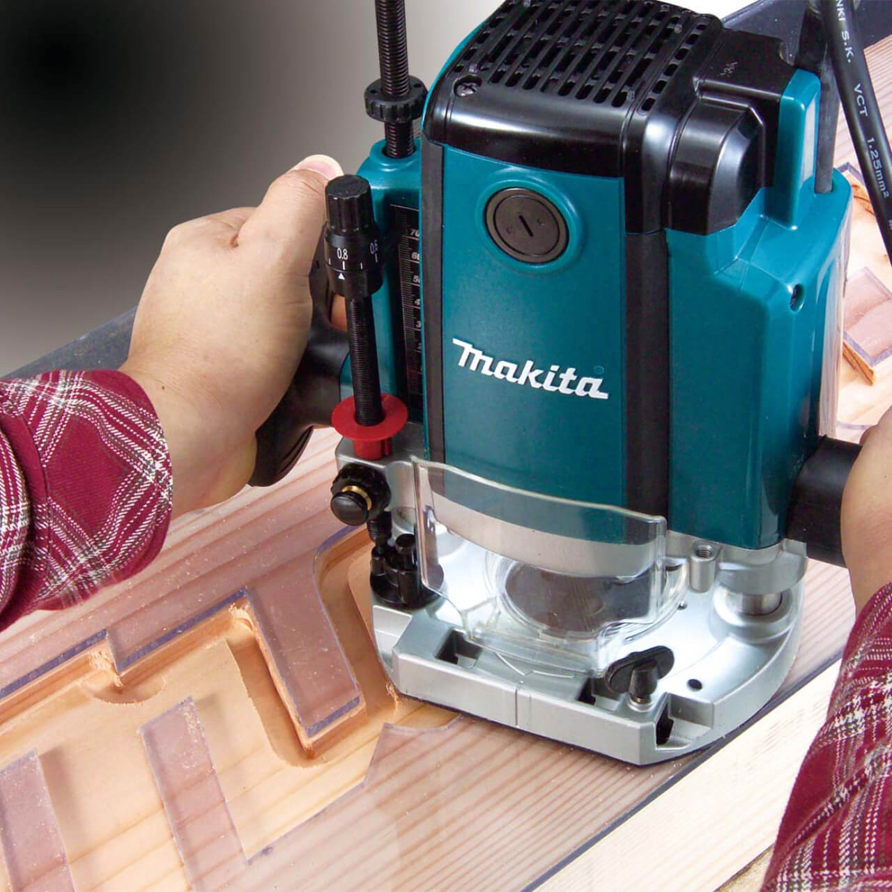Makita 12.7mm (1/2”) Plunge Router. 1.850W