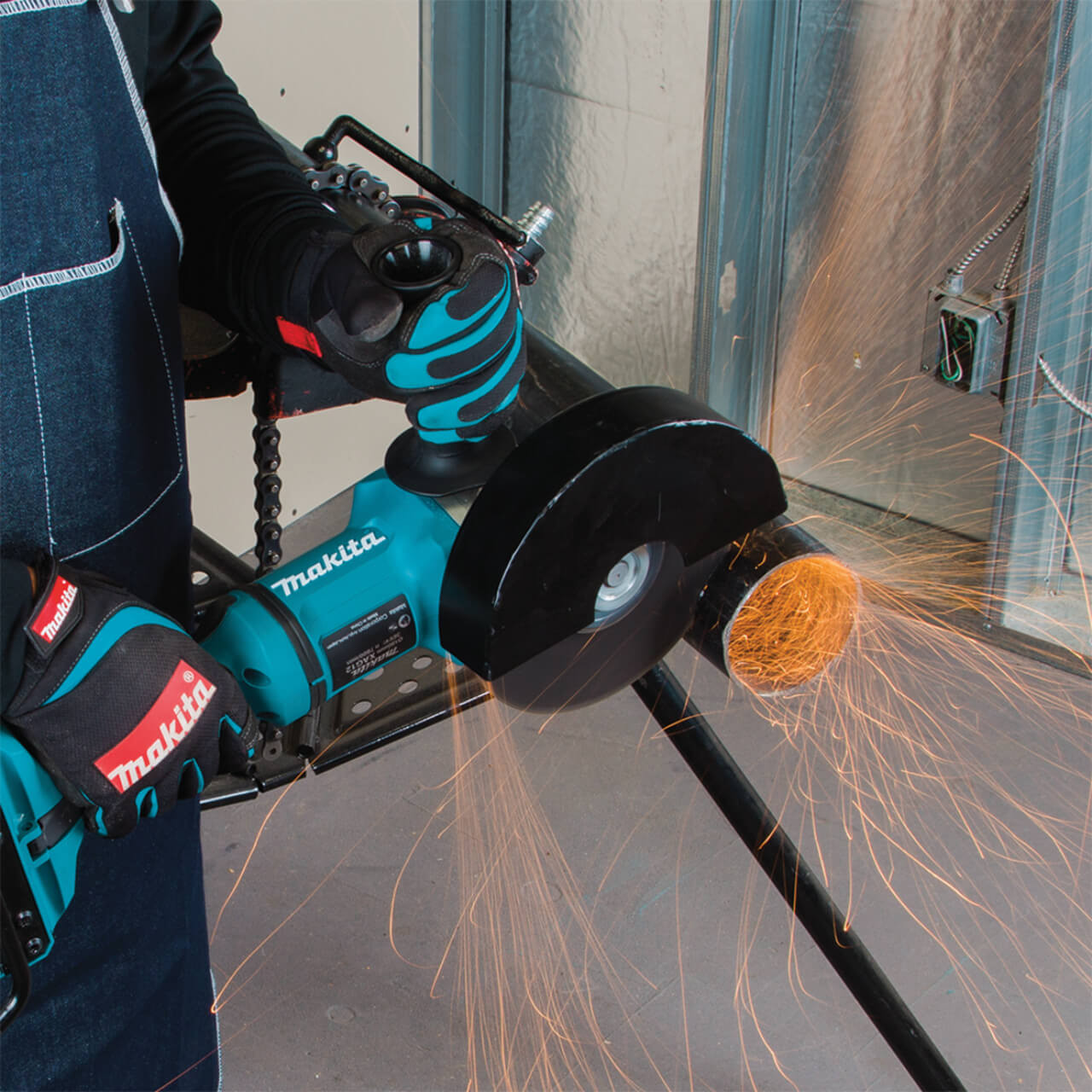 Makita 18Vx2 BRUSHLESS AWS 180mm (7”) Angle Grinder. Paddle Switch. Kick Back Detection. Electric Brake. Anti-Vib Handle & Carry Case - Tool Only