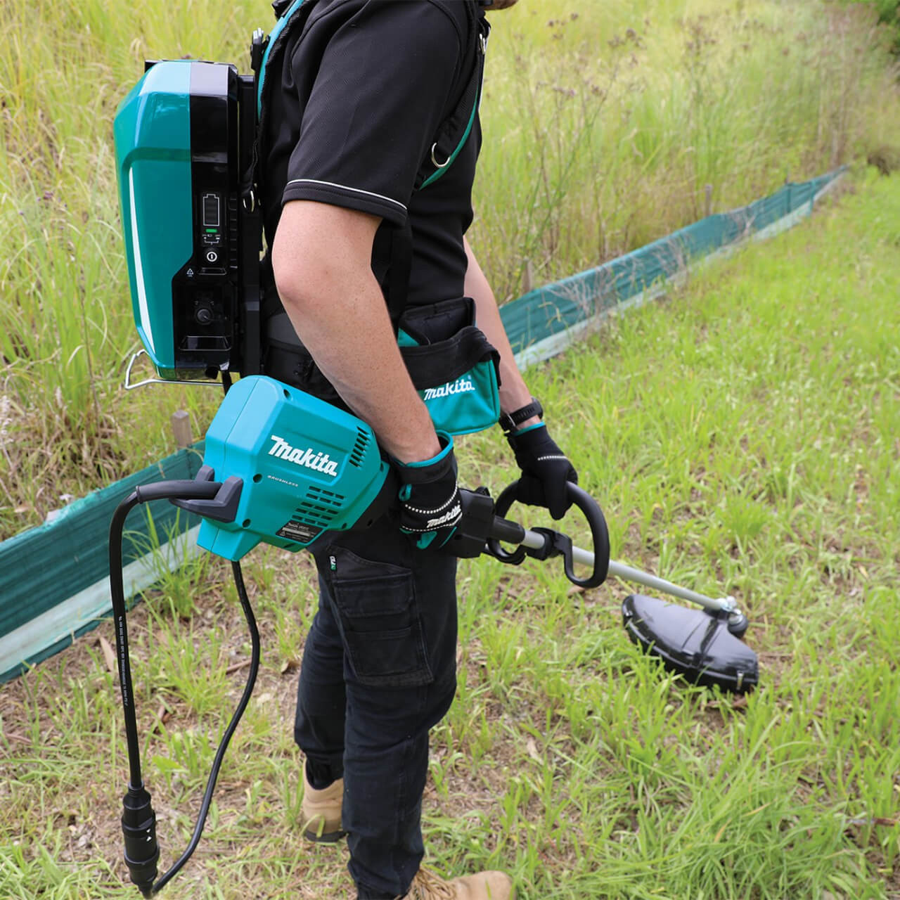 Makita 33.5Ah Portable Power Supply - Includes: Charger