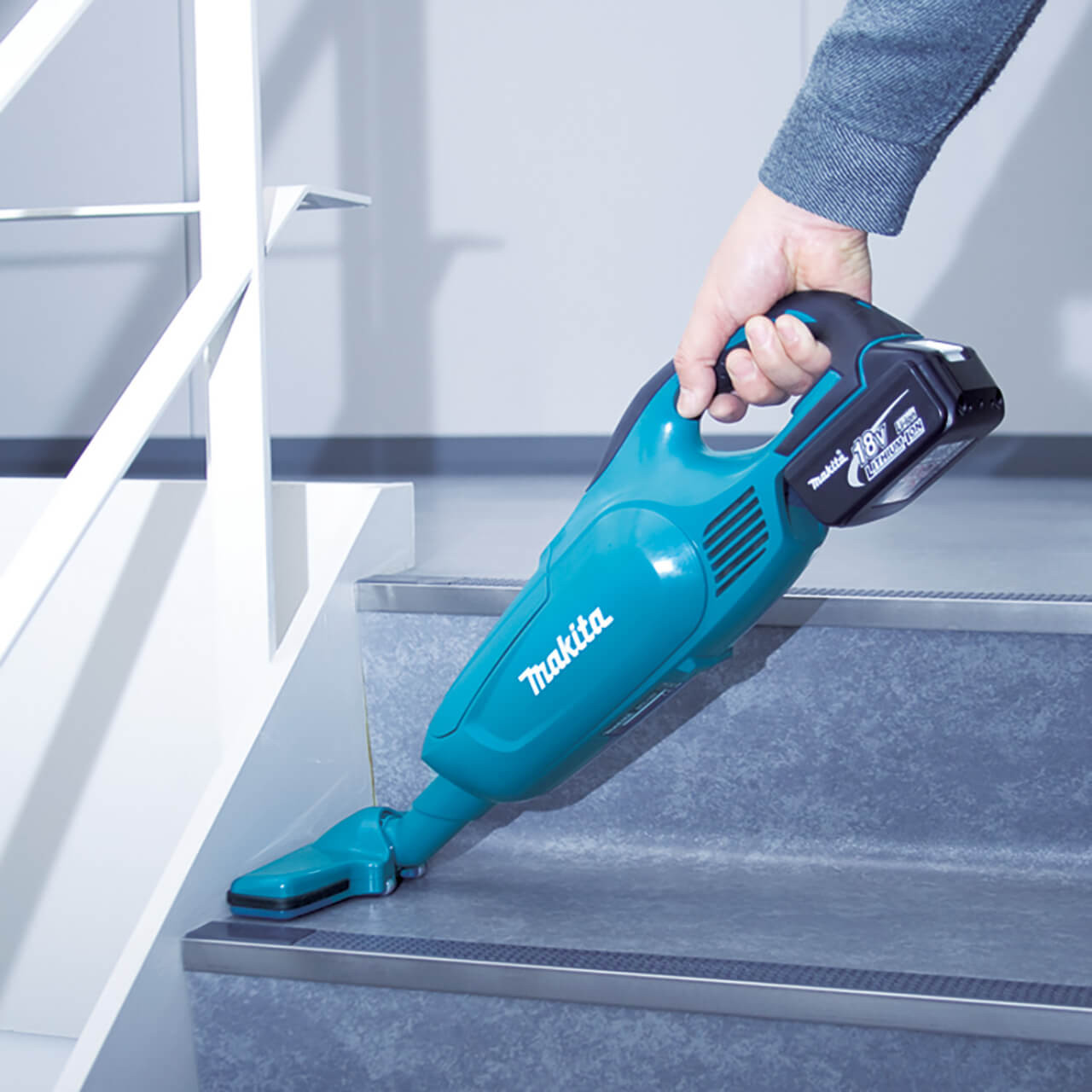 Makita 18V Stick Vacuum. Push Button Switch. Disposable Dust Bag. Teal Housing - Tool Only