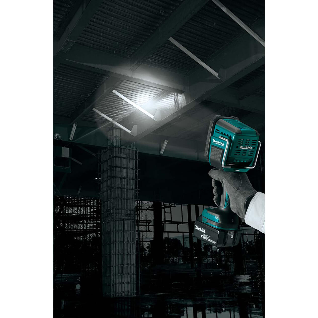 Makita 18V LED Long Distance Flashlight - Tool Only