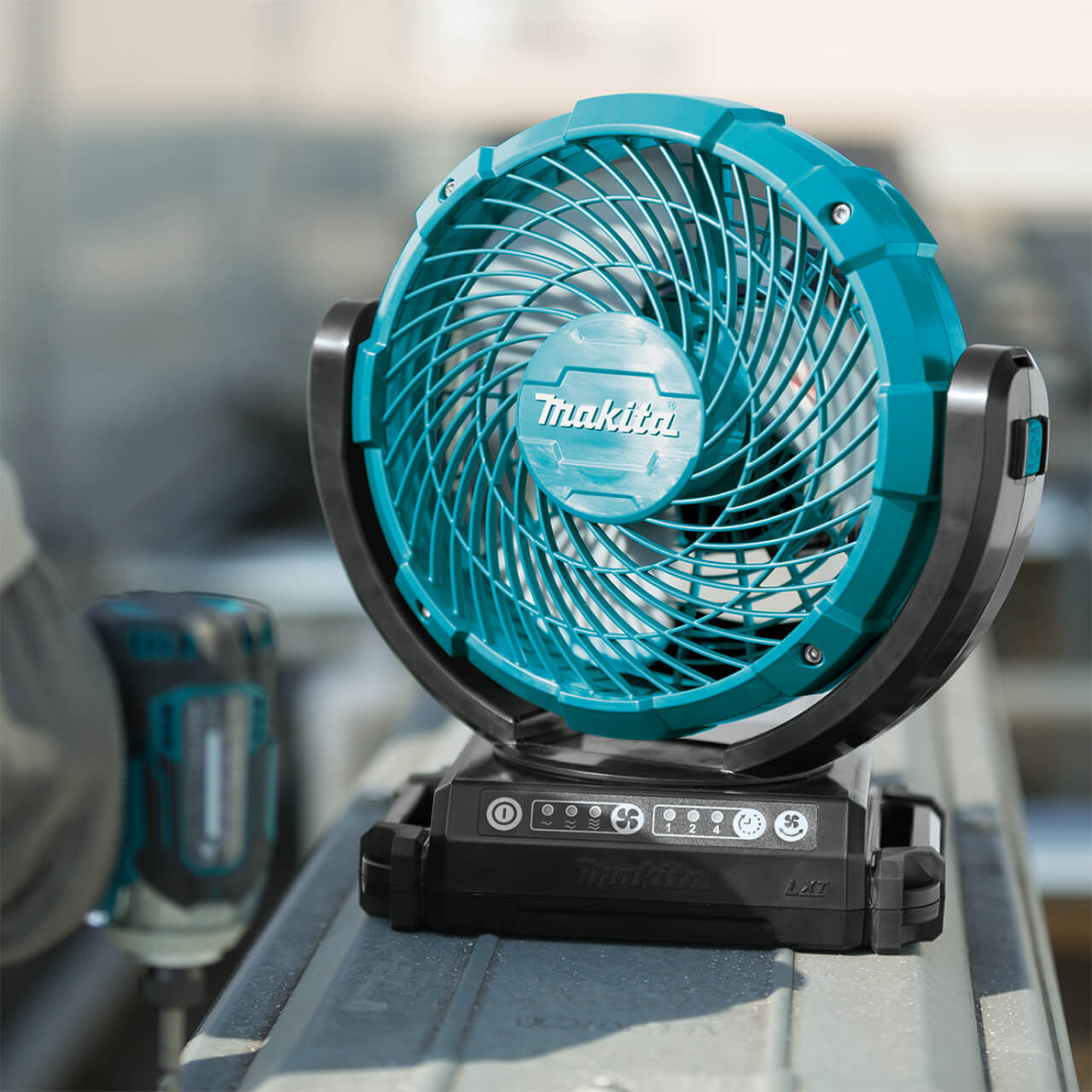 Makita 18V 180mm (7”) Jobsite Fan with swing neck - Tool Only Makita 18V 180mm (7”) Jobsite Fan with swing neck - Tool Only