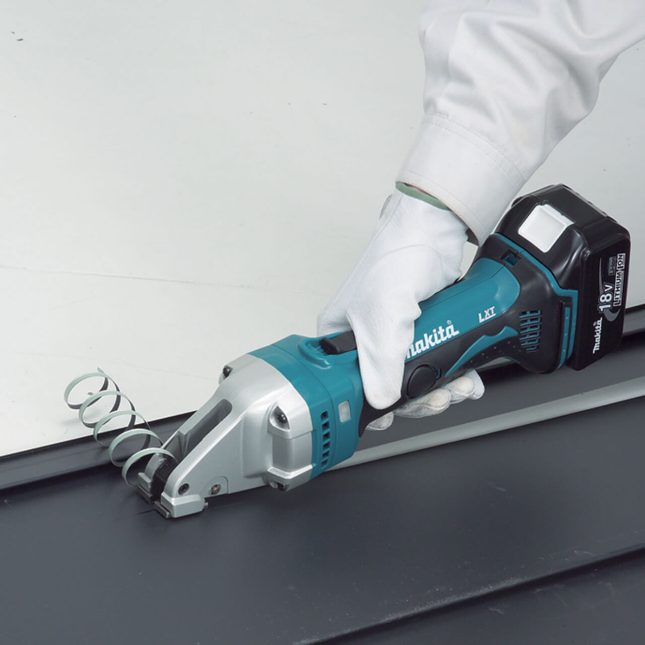 Makita 18V 1.0mm Metal Shear. tight radius - Tool Only