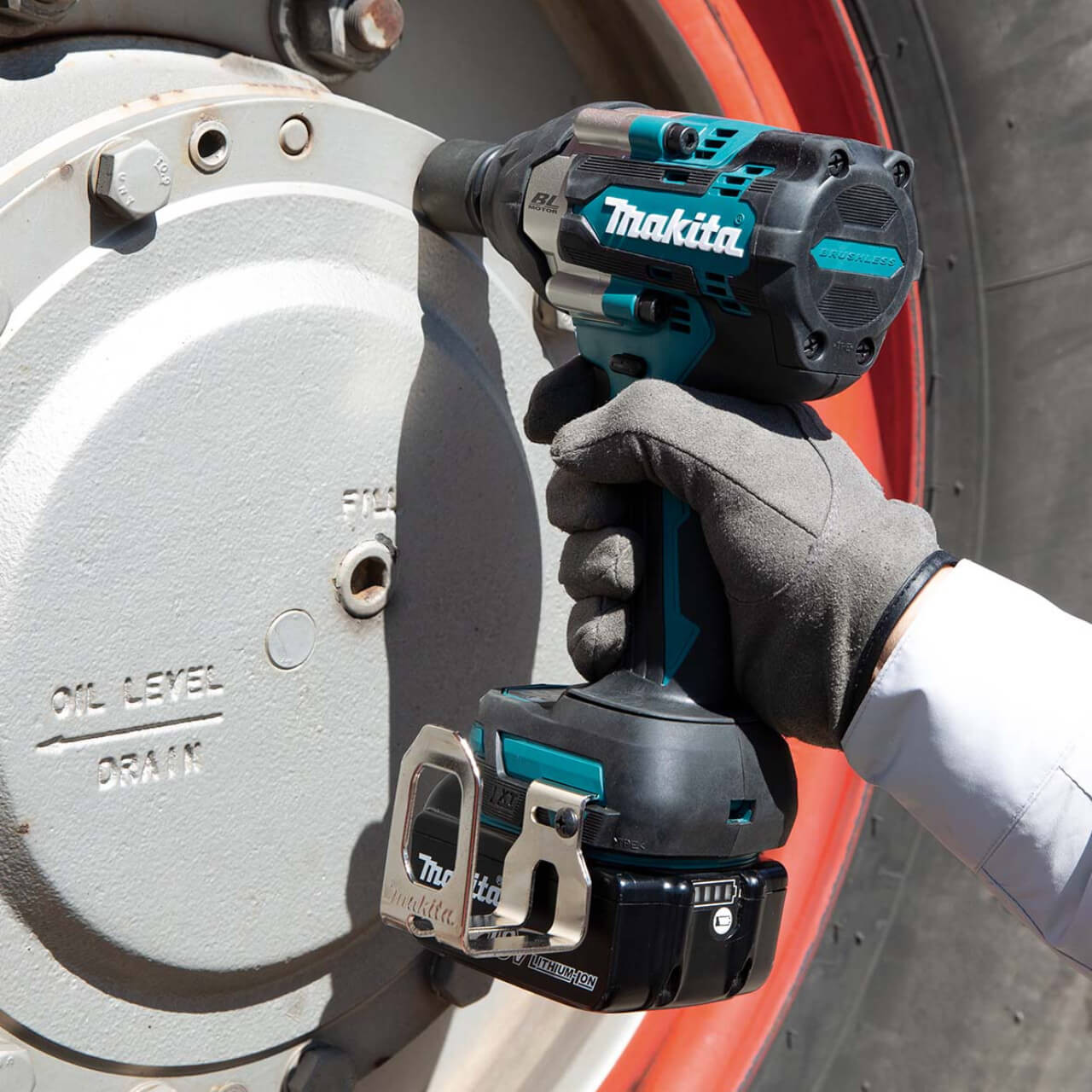 Makita 18V BRUSHLESS 1/2” Detent Pin Impact Wrench. 700Nm - Includes 2 x 5.0Ah Batteries. Rapid Charger & Makpac Case