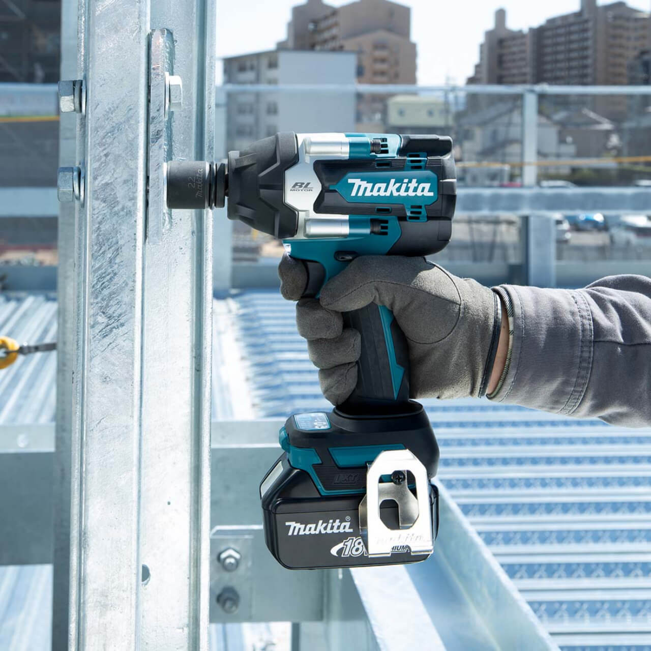 Makita 18V BRUSHLESS 1/2” Impact Wrench. 700Nm - Includes 2 x 5.0Ah Batteries. Rapid Charger & Makpac Case
