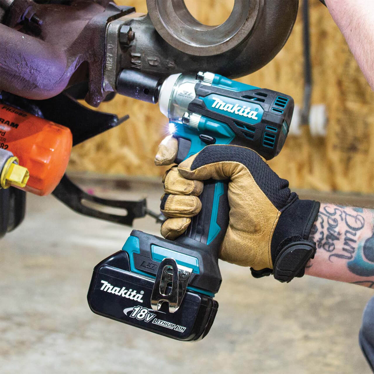 Makita 18V BRUSHLESS 1/2” Detent Pin Impact Wrench Kit - Includes 2 x 5.0Ah Batteries. Rapid Charger & Carry Case