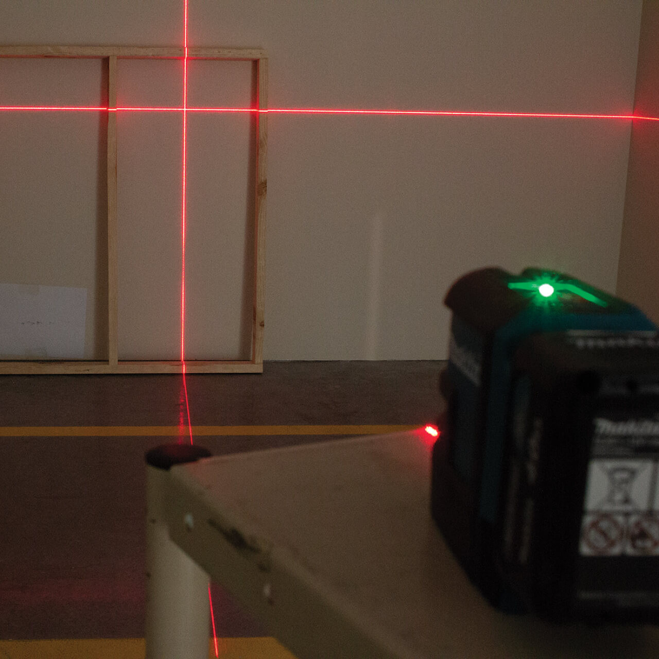 Makita 12V Max Red 4 Point Cross Line Laser (Lines - 1 Vertical. 1 Horizontal) - Tool Only