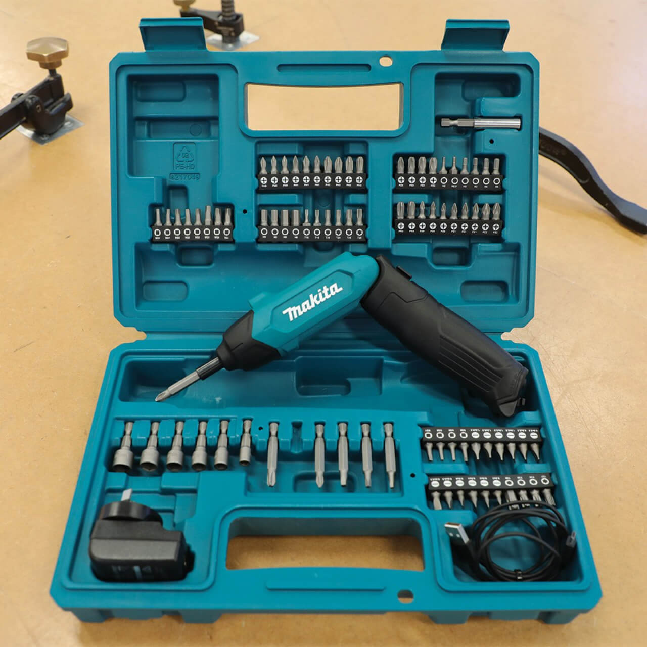 Makita 3.6V Pen Screwdriver (built in battery) Kit - Includes 80 piece bit set. charger & case