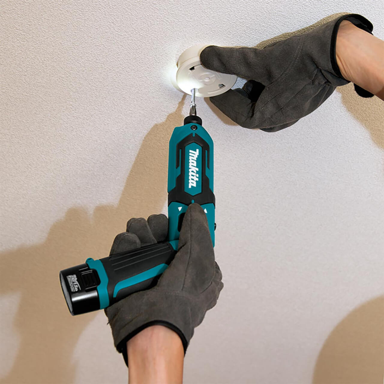 Makita 7.2V Pen Impact Driver Kit - Includes 2 x 1.5Ah Batteries. Charger & Carry Bag