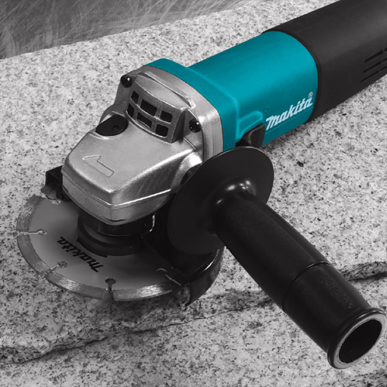 Makita 100mm (4”) Angle Grinder. 840W. Case