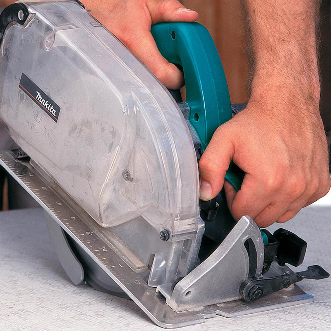 Makita 185mm (7-1/4”) Dustless Circular Saw. 1.400W