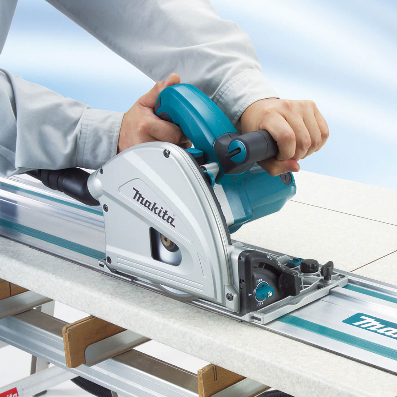 Makita 165mm (6-1/2”) Plunge Cut Circular Saw Kit - Includes 2 x 1400mm tracks. joiners. 2 x G-clamps. track bag & PCD fibre cement blade