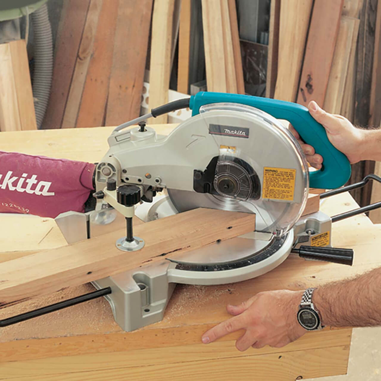 Makita 255mm (10”) Compound Saw 1,650W
