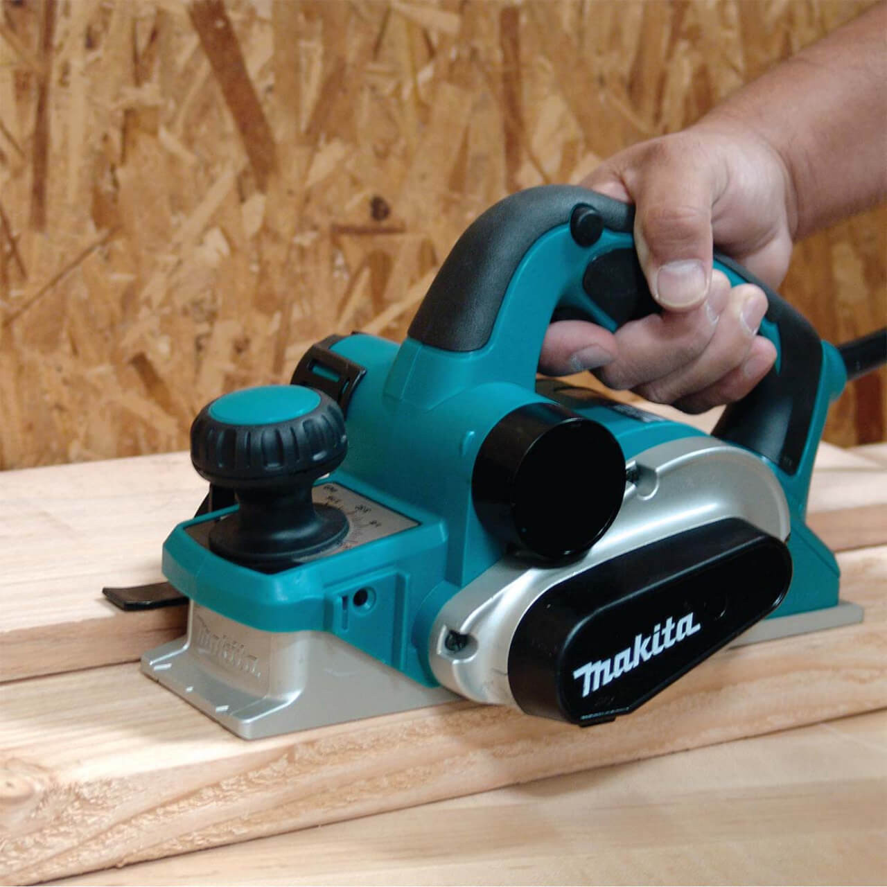 Makita 82mm (3-1/4”) Planer. 850W