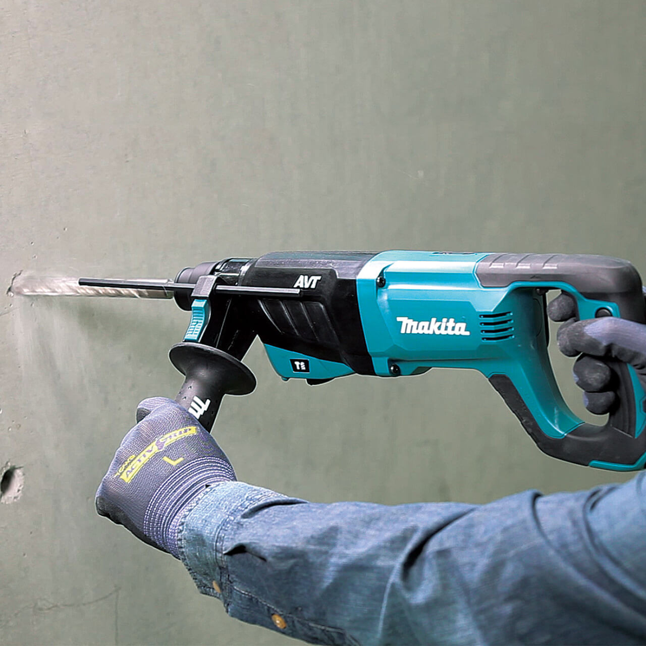 Makita 26mm SDS Plus Rotary Hammer. 800W. AVT. D-Handle