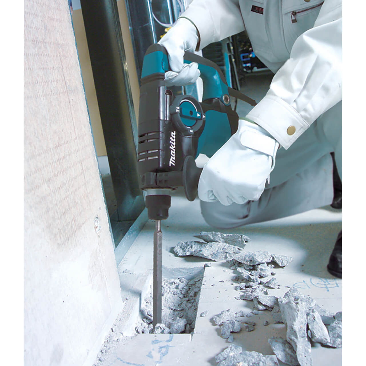 Makita 28mm SDS Plus Rotary Hammer. 800W. LED Joblight. Quick change chuck & Carry case