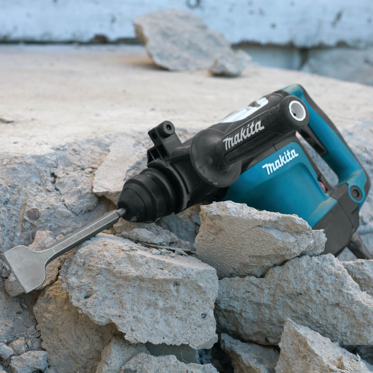 Makita 32mm SDS Plus Rotary Hammer. 850W. AVT (Keyless Chuck. 10pc SDS-Plus Drill Bit/Chisel Set. 5pc Multi Material Drill Bit Set)
