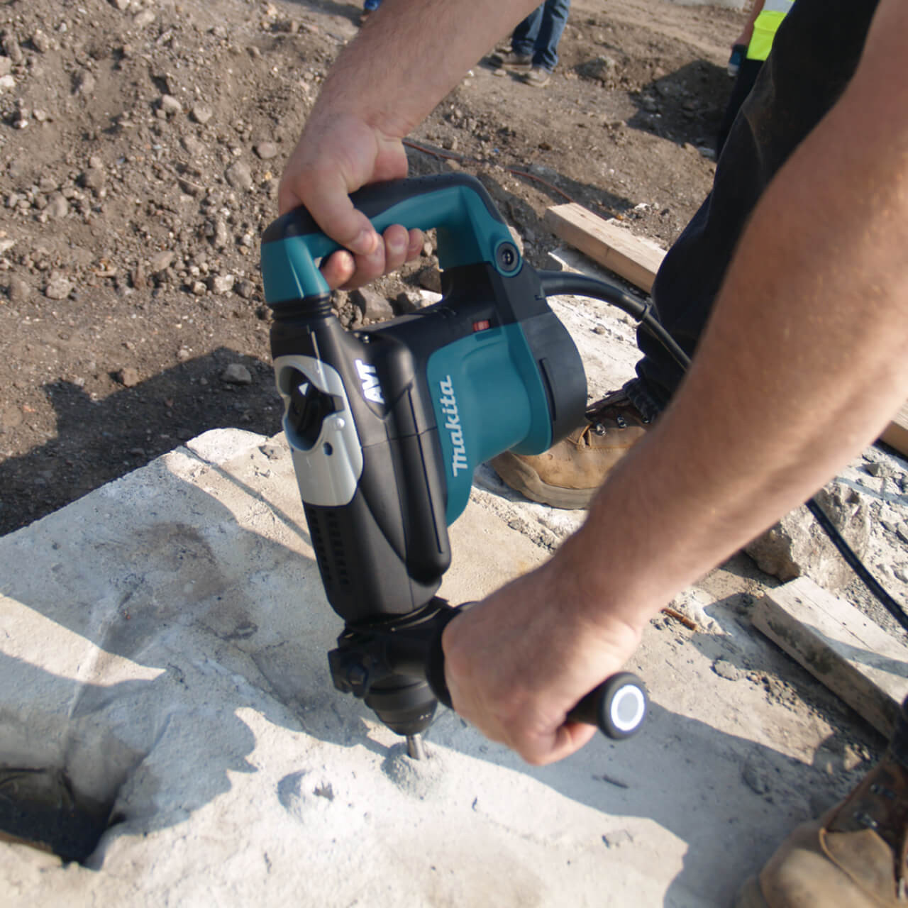 Makita 32mm SDS Plus Rotary Hammer. 850W. AVT (Keyless Chuck. 10pc SDS-Plus Drill Bit/Chisel Set. 5pc Multi Material Drill Bit Set)
