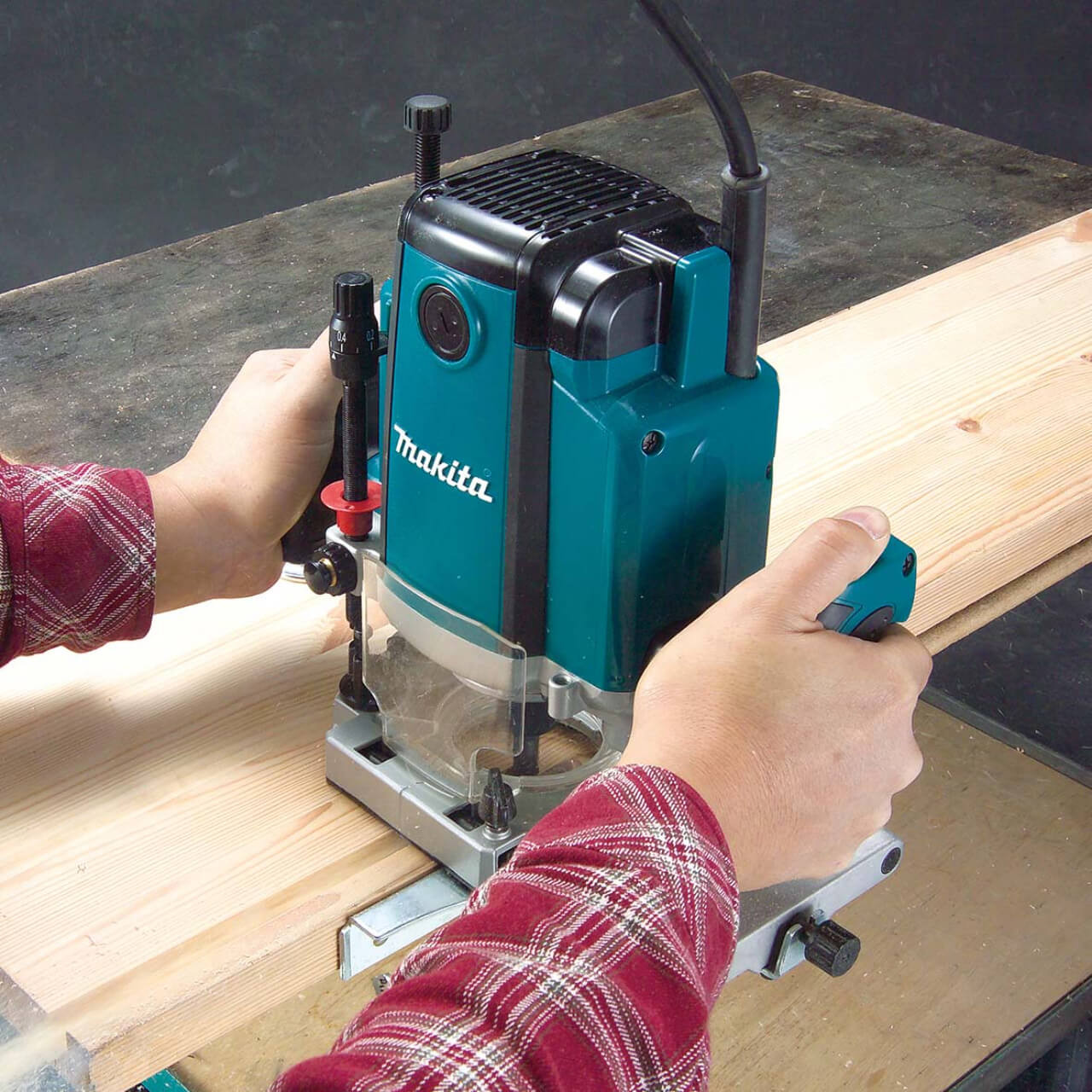 Makita 12.7mm (1/2”) Plunge Router. 2.100W. Variable speed